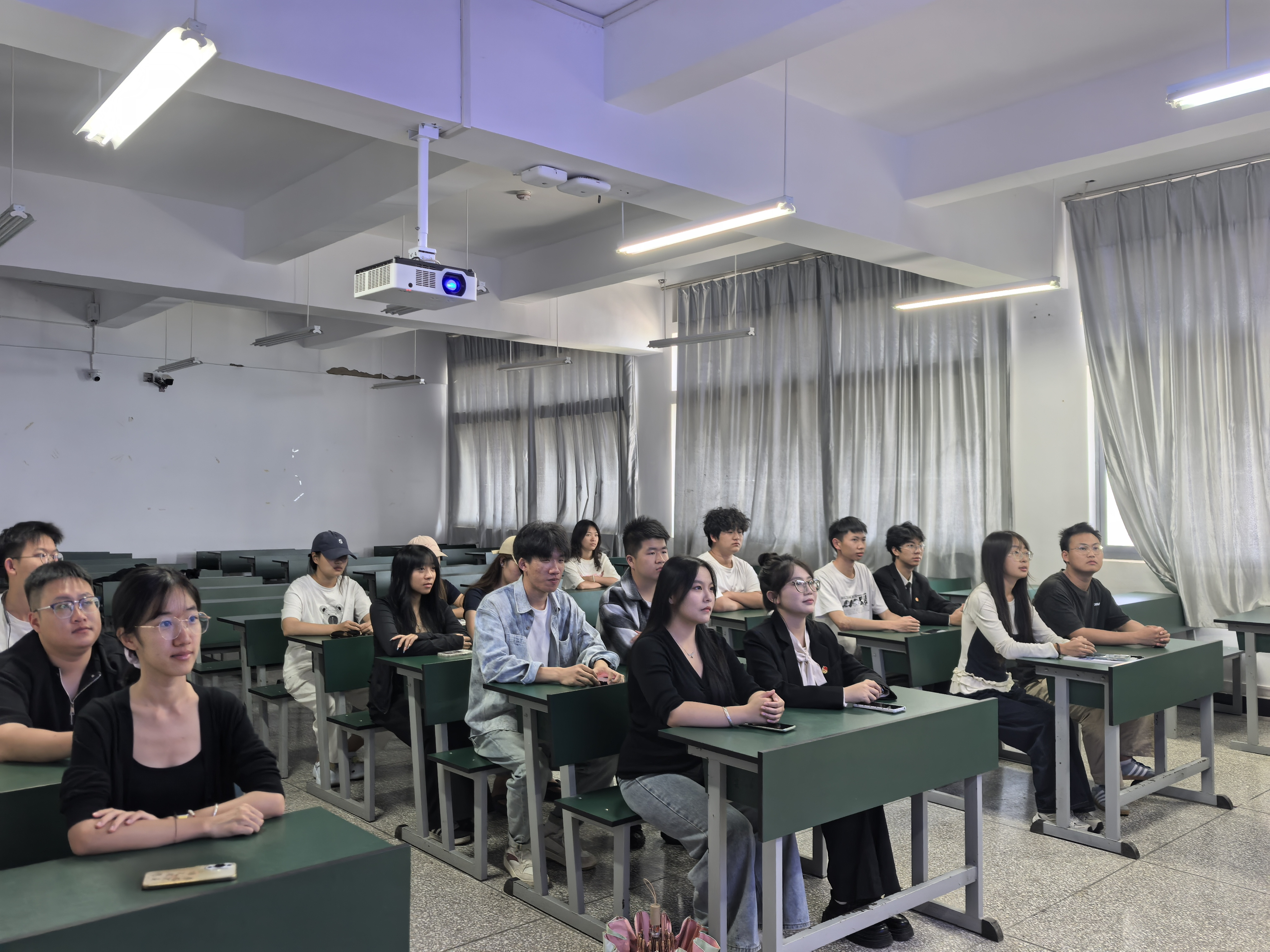 珠宝旅游学院学生会干部集体回看抗战胜利80周年阅兵仪式